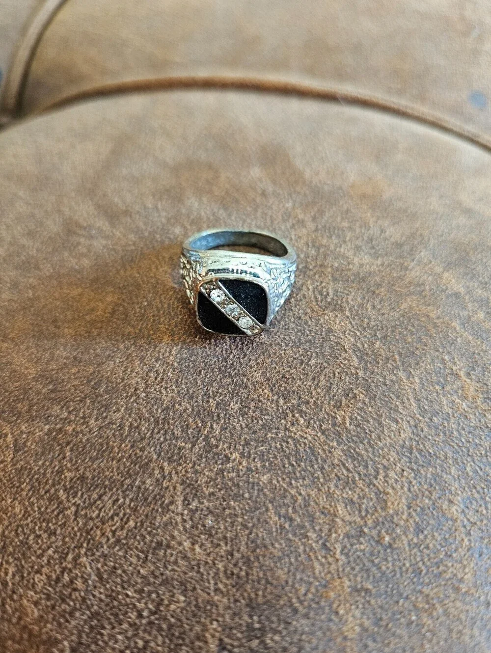 Vintage men's signet-style ring Sz 9 Gold Tone & Black w/ Stones
